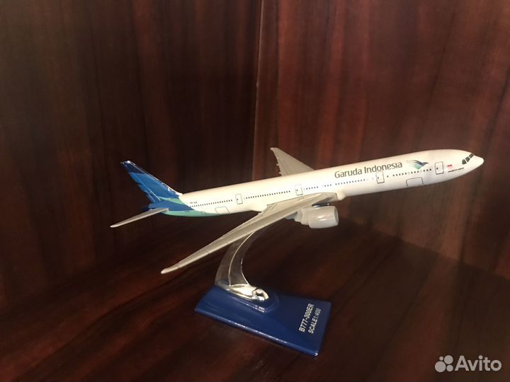 Модель самолета 1 400метал Boeing777-300