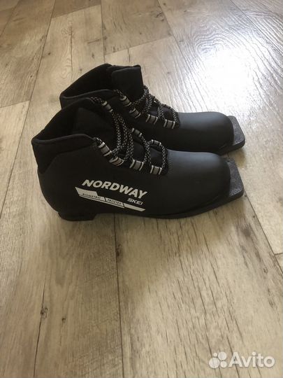 Продам лыжные ботинки 43 размер