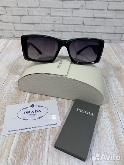 Солнцезащитные очки Prada