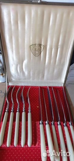 Набор столовых ножей и вилок