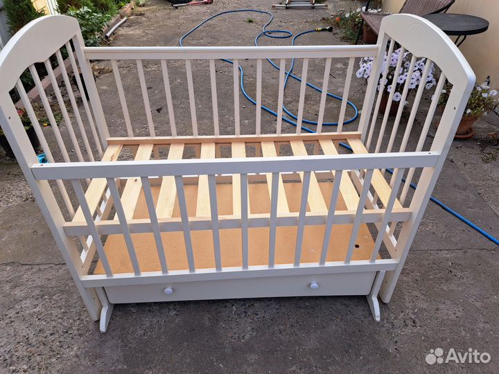 Детская кроватка с маятником и ящиком