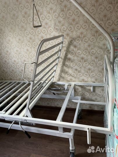 Кровать медицинская и подгузники для взрослых