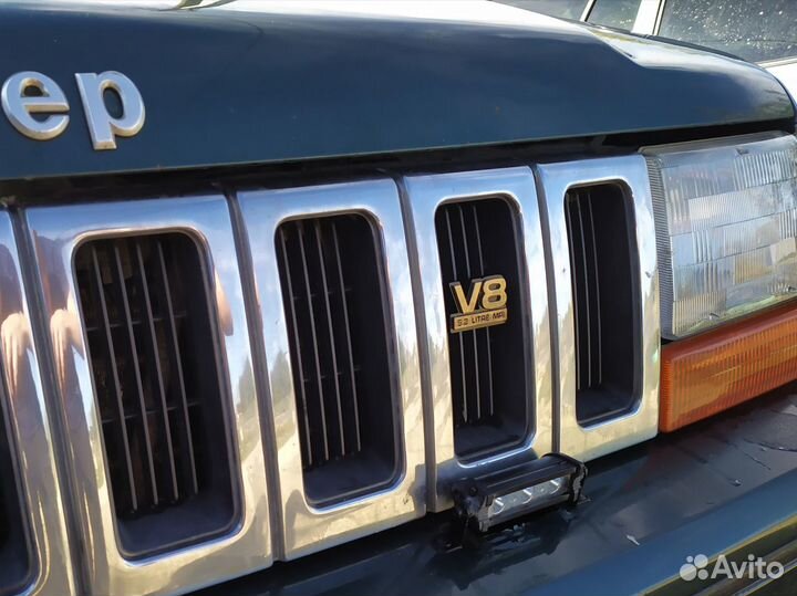Шильдик V8 на решётку Jeep Grand Cherokee ZJ