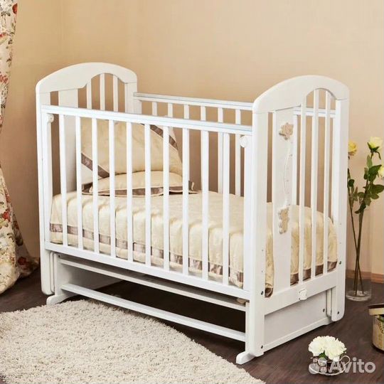 Детская кроватка с маятником