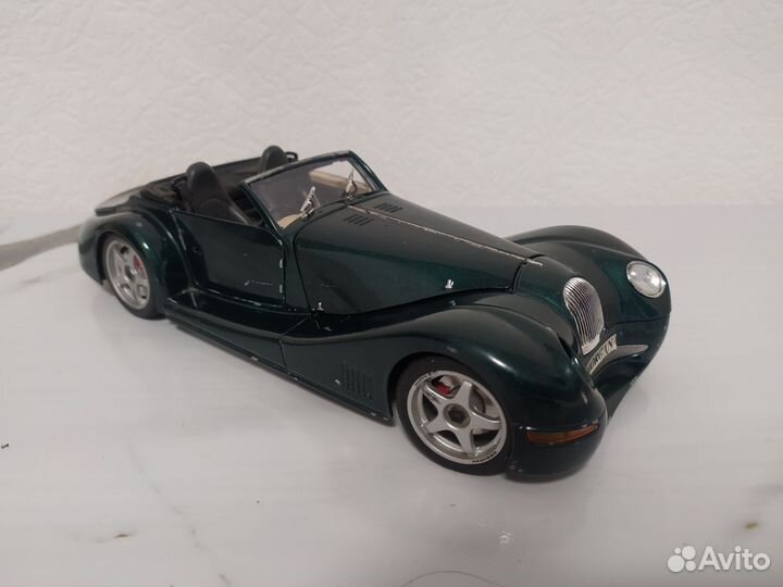 Модель Burago Morgan aero8 1/18