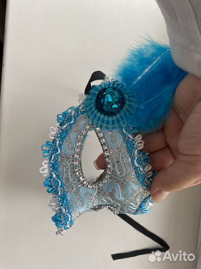 Маска голубая ажурная с перьями