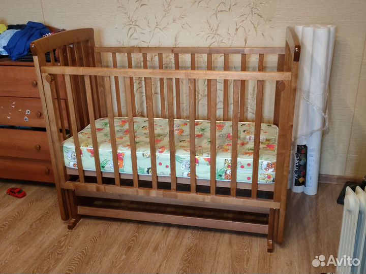 Детская кроватка с маятником