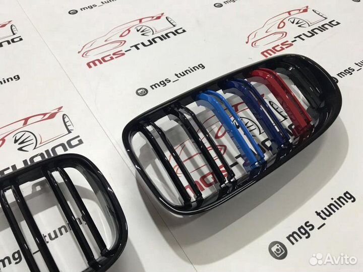 Ноздри BMW 3 E92 10-13г Черный глянец с триколором