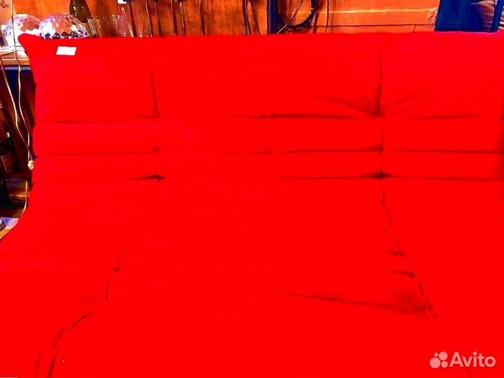 Красный диван маршмеллоу