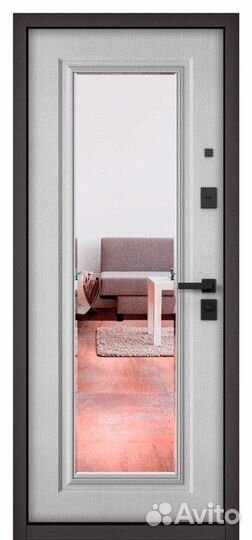 Входная дверь в квартиру с зеркалом