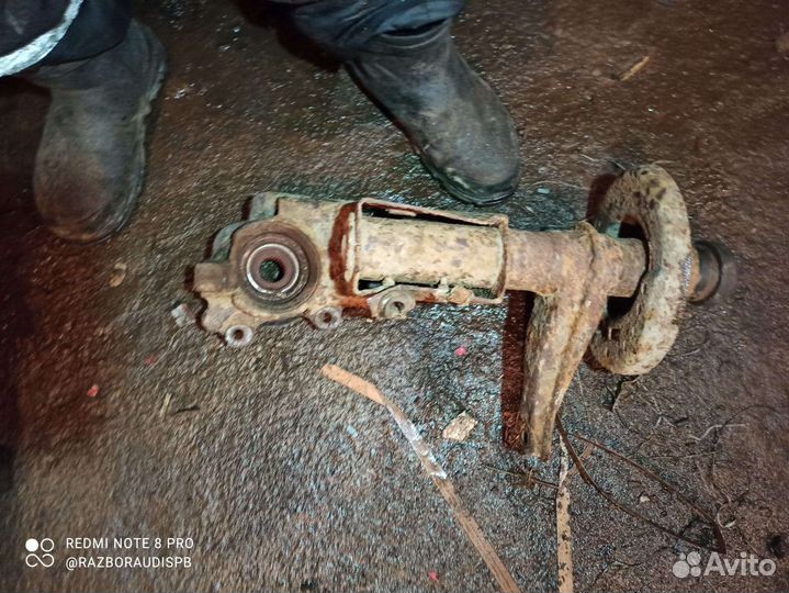 Передний левый поворотный кулак Audi 100C3