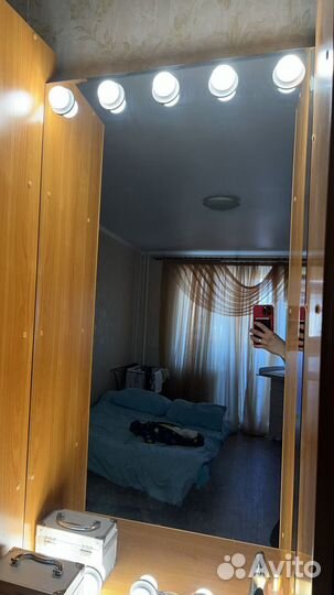 Гримерное зеркало с лампочками