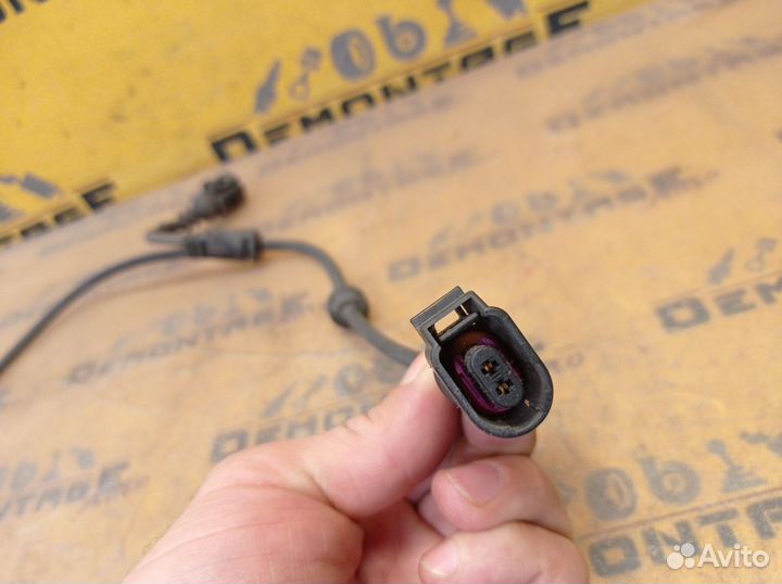 Разъем передний левый Volkswagen Passat Cc 358