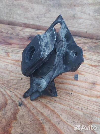 Подушка крепления двигателя левая Toyota Prius 2