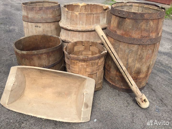Старинные деревянные бочки, кадки. Большие