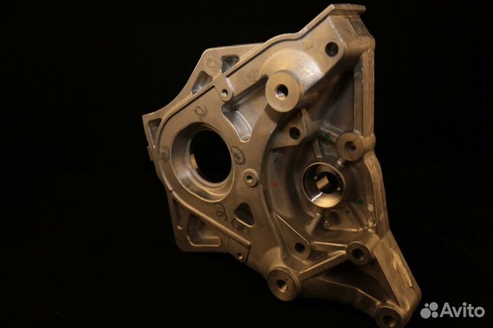 Передняя крышка блока цилиндров Mitsubishi 4D56