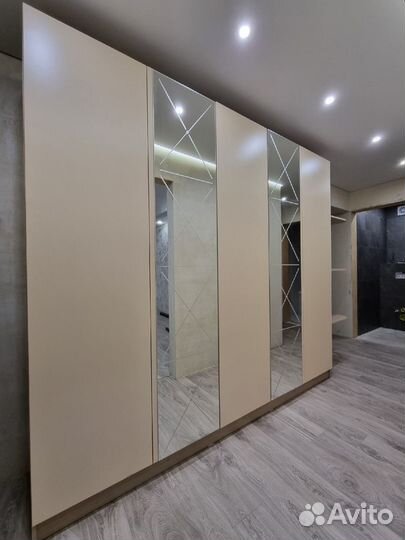 Шкаф с зеркалом