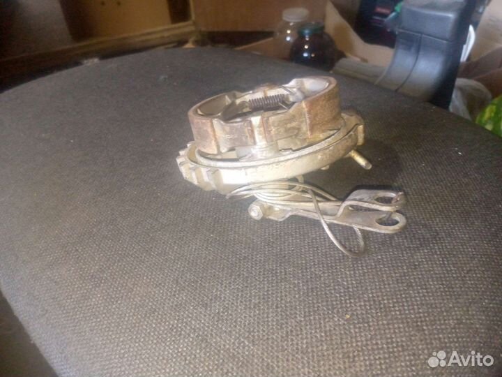 Передний тормозной механизм с колодками