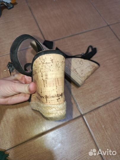 Босоножки на танкетке 38