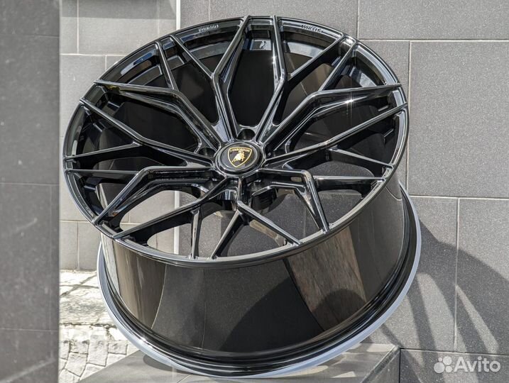 Кованые диски R22 GT Forged на Lamborghini Urus