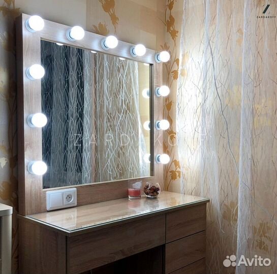 Туалетный столик с гримерным зеркалом с подсветкой