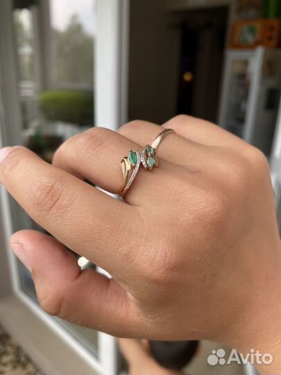 Золотое кольцо с изумрудами и бриллиантами