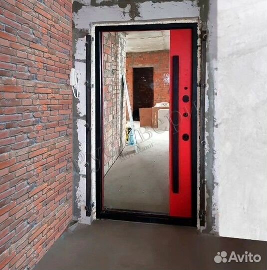 Красная входная дверь с терморазрывом