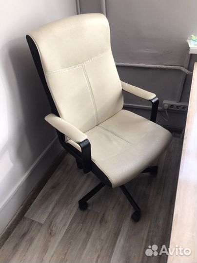 Офисный стол и стул