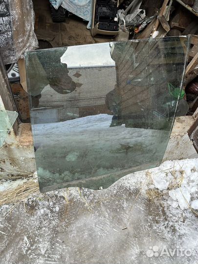 Боковое стекло
