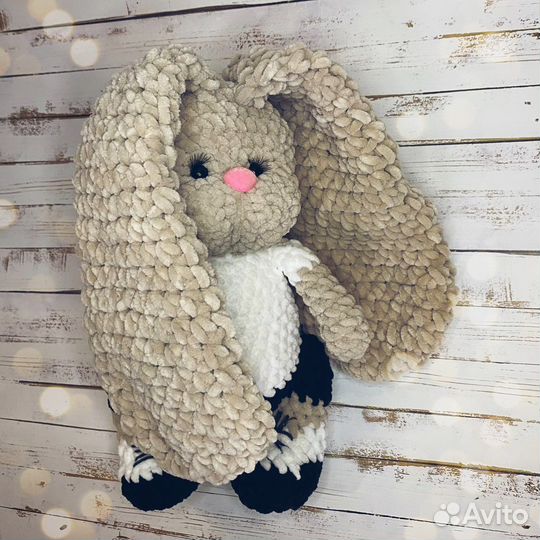 Плюшевый заяц вязаный