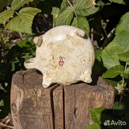 Керамическая кружка на четырёх ножках