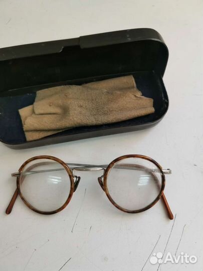 Старинные очки в футляре