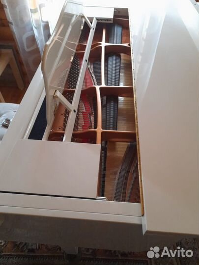 Кабинетный Рояль Yamaha GC-1, Белого цвета