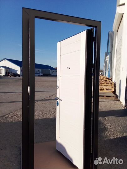 Дверь входная новая