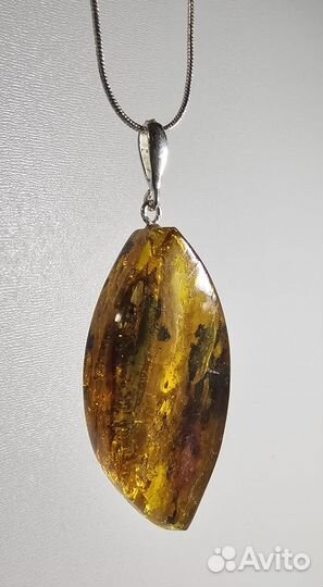 Янтарная подвеска с инклюзом