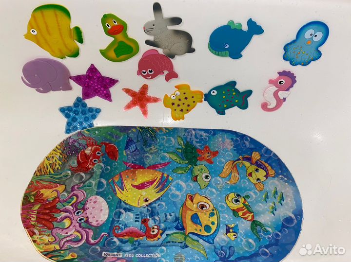 Резиновый коврик в ванну и игрушки