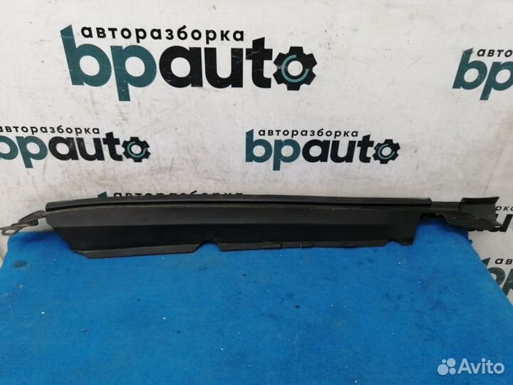 Уплотнитель крыла правый сверху под капотом