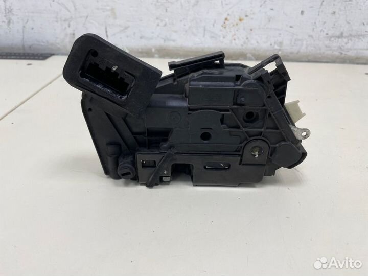 Замок двери задний левый Volkswagen Polo cwvb