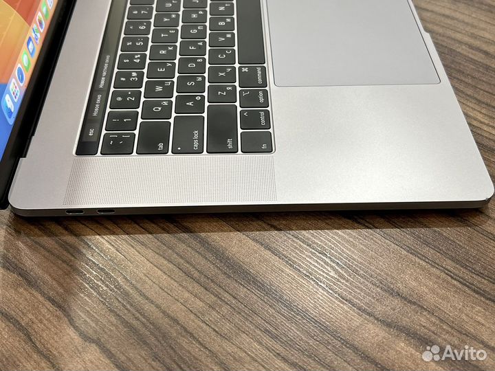 Apple MacBook Pro 15 2018 i7 32 гб Radeon 560X 4gb