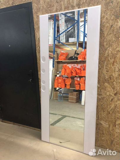 Дверь входная с белой коробкой