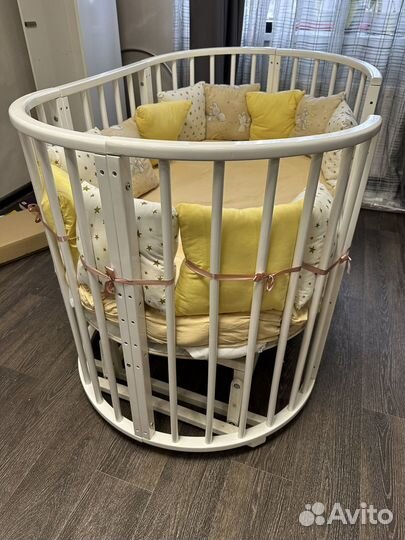 Детская кроватка с маятником