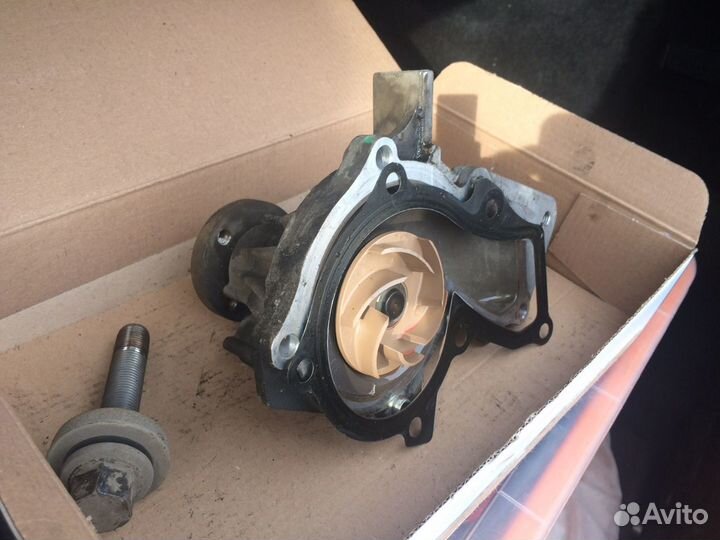 Помпа (насос водяного охлаждения ) Ford Focus 1.6