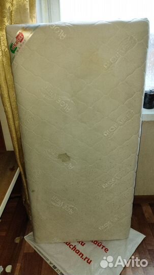 Детская кроватка с маятником, ящиком и матрасом