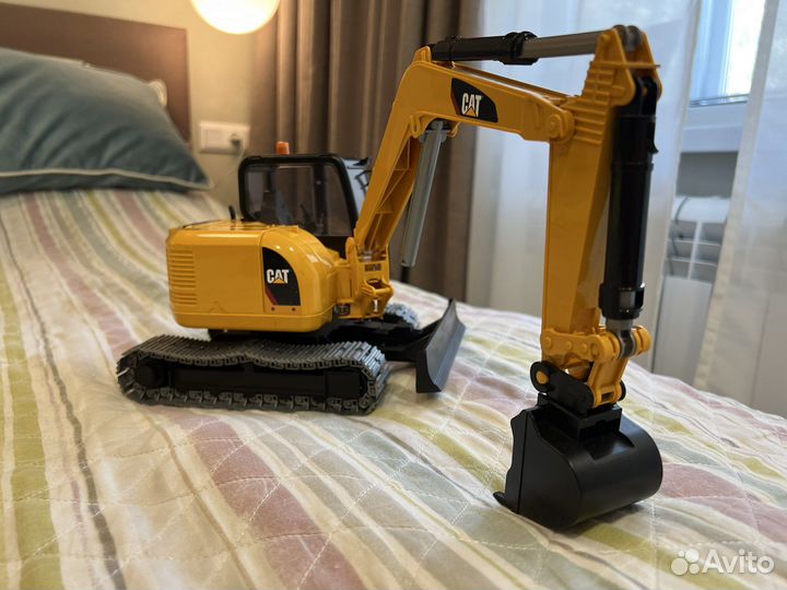 Гусеничный трактор Bruder