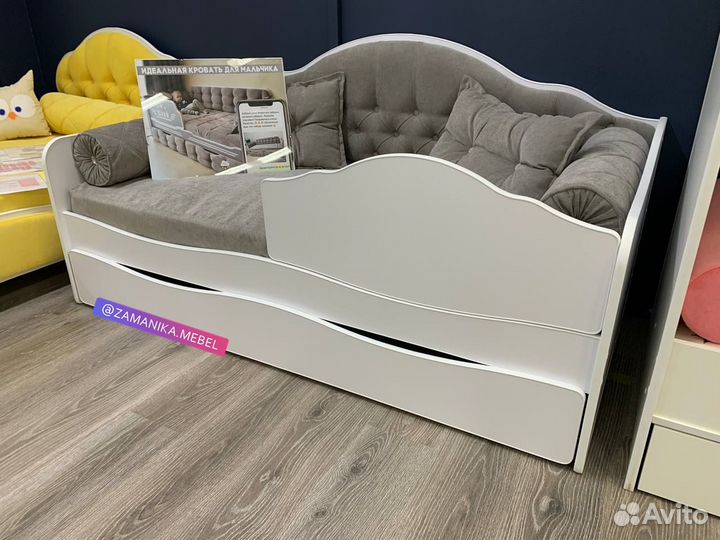 Детская кровать с мягкой спинкой