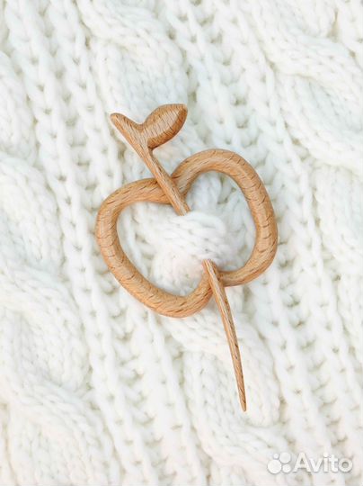 Заколка брошь-фибула деревянная