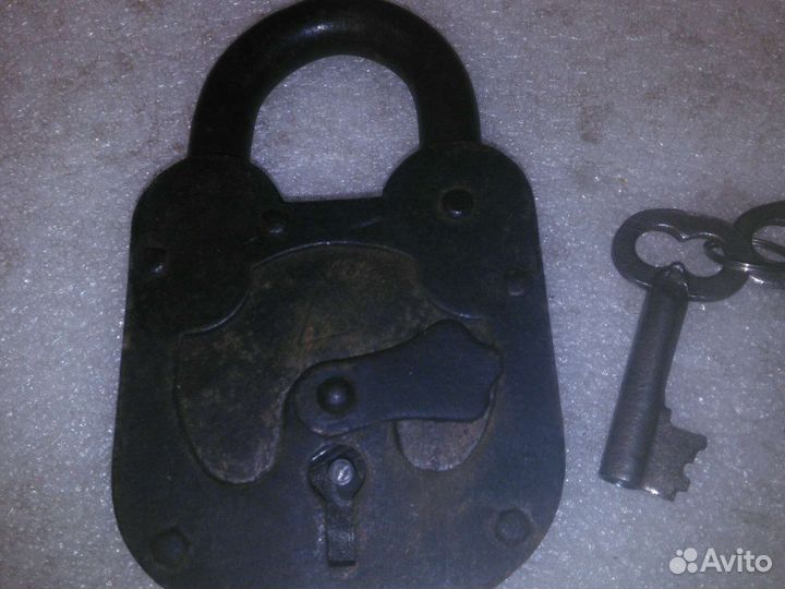 Старинный клепанный замок