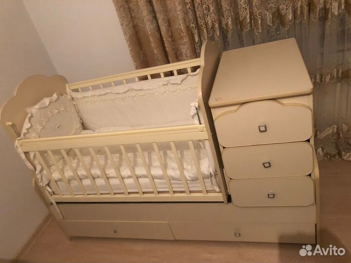 Стул для кормления,и детская кровать, оба по 10 к