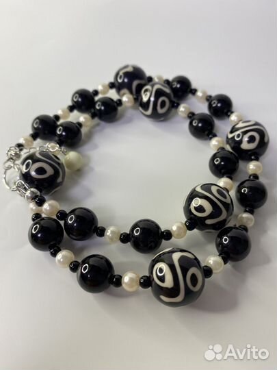 Крупные черные бусы с узорами пластик 55 см