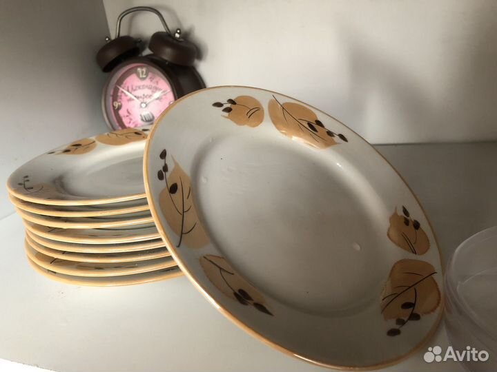 Набор фарфоровых новых тарелок